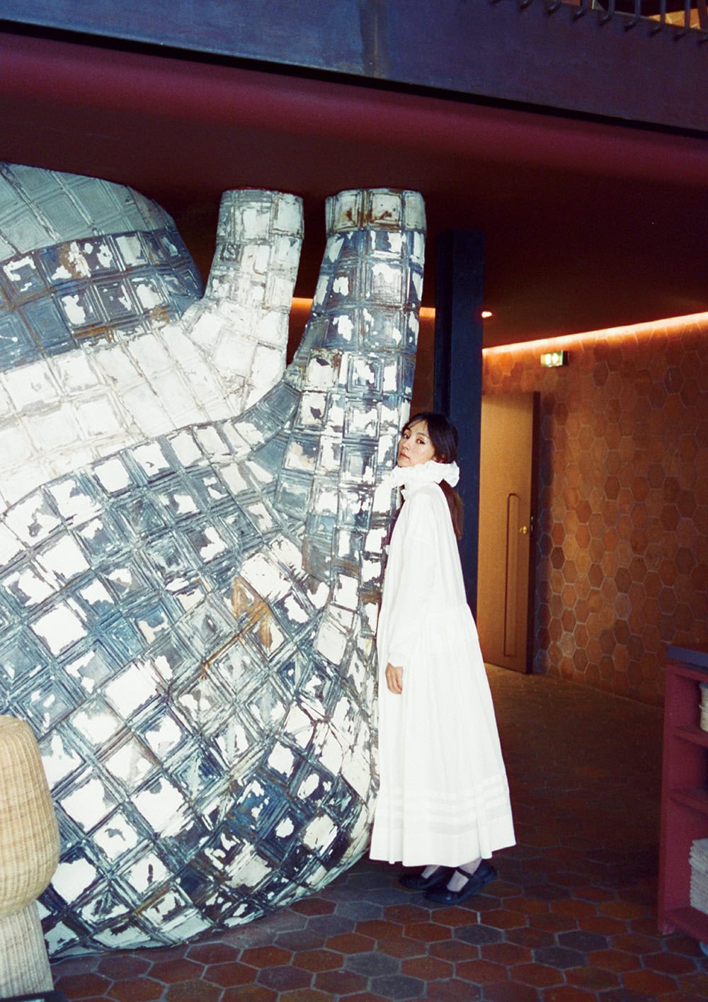 シルクコットンのドレス「Marie（マリー）」2,133€、⾸に着けたラッフルカラー ※写真のカットでは着⽤していないシャツとのセット販売「Valerie（ヴァレリー）」1,242€ ※共に参考価格（共にエコール・ド・キュリオジテ）、その他私物