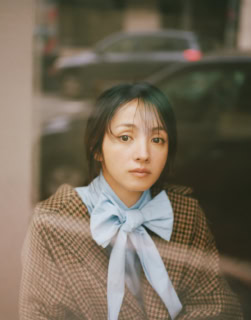 ハリスツイードのチェスターコート「Coper（コパー）」2,187€、ボウタイ付きシャツ「Bessie（べシー）」783€ ※共に参考価格（共にエコール・ド・キュリオジテ