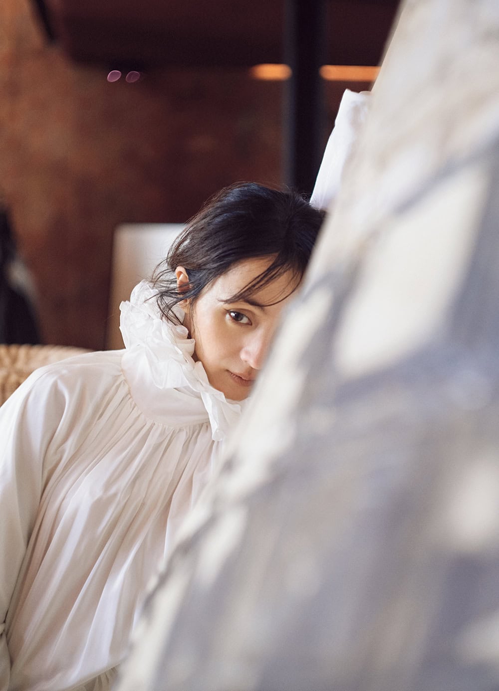 シルクコットンのドレス「Marie（マリー）」2,133€、⾸に着けたラッフルカラー ※写真のカットでは着⽤していないシャツとのセット販売「Valerie（ヴァレリー）」1,242€ ※共に参考価格（共にエコール・ド・キュリオジテ）