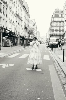 シルクオーガンジーのプリントドレス「Ophelia（オフィーリア）」3,240€、レイヤーで着用したラッフルブルゾン「Michel（ミッシェル）」1,728€ ※共に参考価格（共にエコール・ド・キュリオジテ）、その他私物