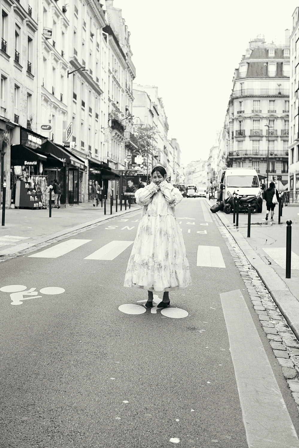 シルクオーガンジーのプリントドレス「Ophelia（オフィーリア）」3,240€、レイヤーで着用したラッフルブルゾン「Michel（ミッシェル）」1,728€ ※共に参考価格（共にエコール・ド・キュリオジテ）、その他私物