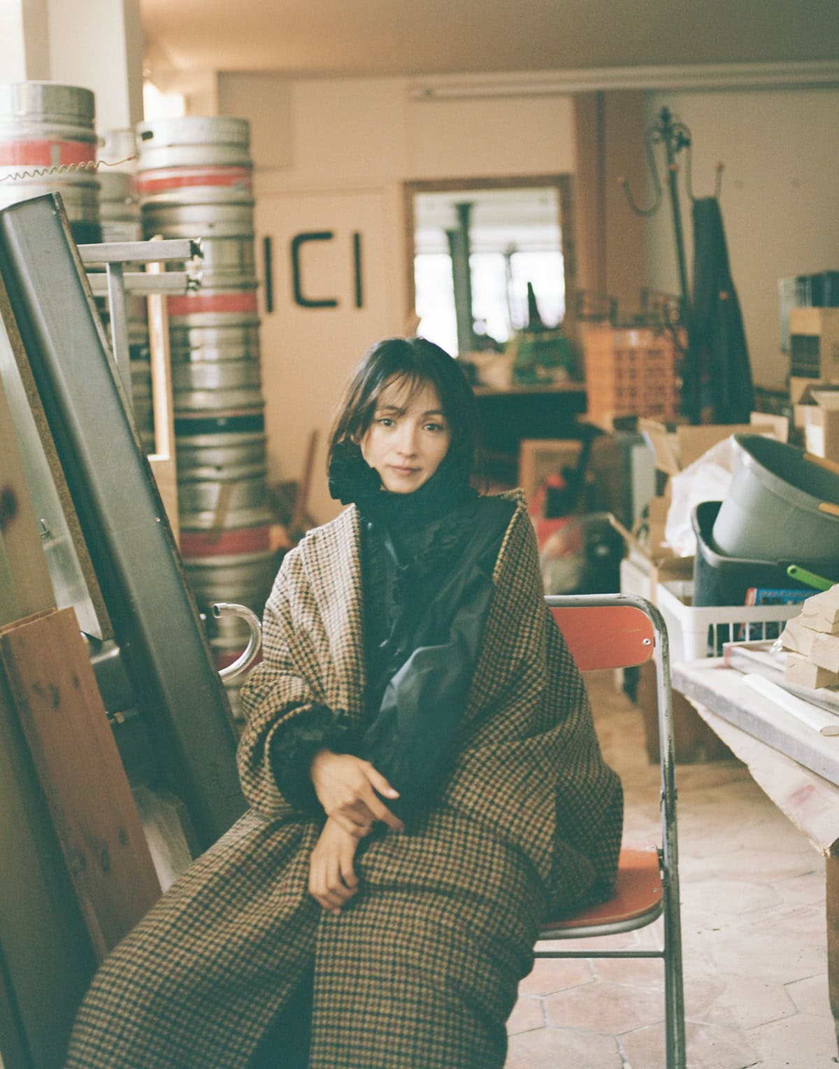 ハリスツイードのチェスターコート「Coper（コパー）」2,187€、レイヤーで着⽤したラッフルブルゾン「Michel（ミッシェル）」1,728€、⾸に着けたラッフルカラー ※写真のカットでは着⽤していないシャツとのセット販売「Valerie（ヴァレリー）」1,242€ ※全て参考価格（全てエコール・ド・キュリオジテ）