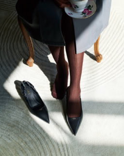 シューズ［ヒール5.5㎝］￥176,000※予定価格、コート、タイツ※共に参考商品（全てプラダ／プラダ クライアントサービス）、絨毯￥107,800／㎡（フィッシュバッハ／日本フィスバ）