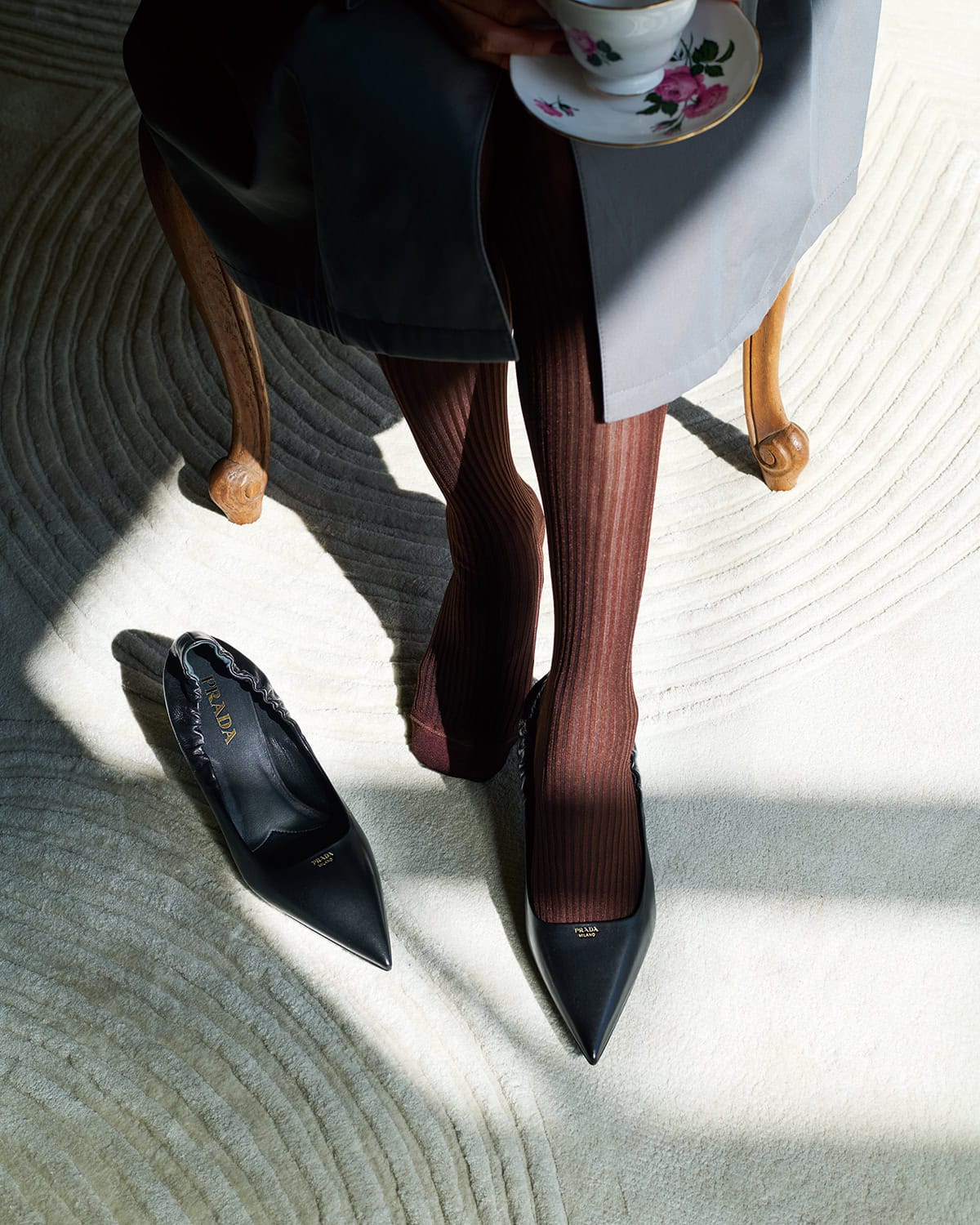 シューズ［ヒール5.5㎝］￥176,000※予定価格、コート、タイツ※共に参考商品（全てプラダ／プラダ クライアントサービス）、絨毯￥107,800／㎡（フィッシュバッハ／日本フィスバ）