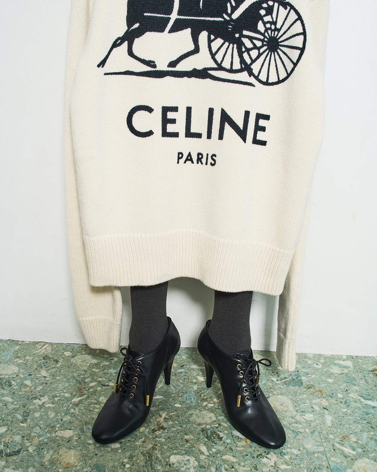 シューズ［ヒール9㎝］￥209,000、ニット￥286,000 ※共に予定価格（共にセリーヌ／セリーヌ ジャパン）