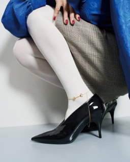 シューズ［ヒール8.5㎝］￥203,500、ブラウス￥429,000、スカート￥209,000（全てグッチ／グッチ クライアントサービス）、タイツはスタイリスト私物