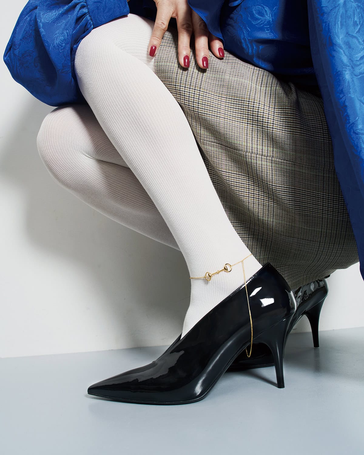 シューズ［ヒール8.5㎝］￥203,500、ブラウス￥429,000、スカート￥209,000（全てグッチ／グッチ クライアントサービス）、タイツはスタイリスト私物