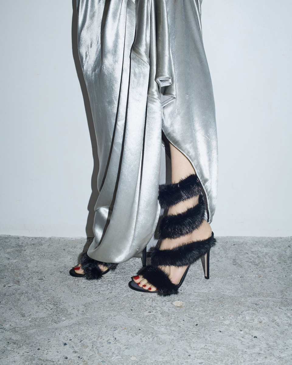 シューズ［ヒール10.5㎝］￥291,500（ジャンヴィト ロッシ／ジャンヴィト ロッシ ジャパン）、ドレス￥624,800（アダム リぺス）