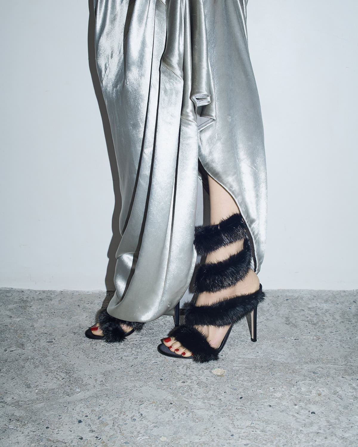 シューズ［ヒール10.5㎝］￥291,500（ジャンヴィト ロッシ／ジャンヴィト ロッシ ジャパン）、ドレス￥624,800（アダム リぺス）