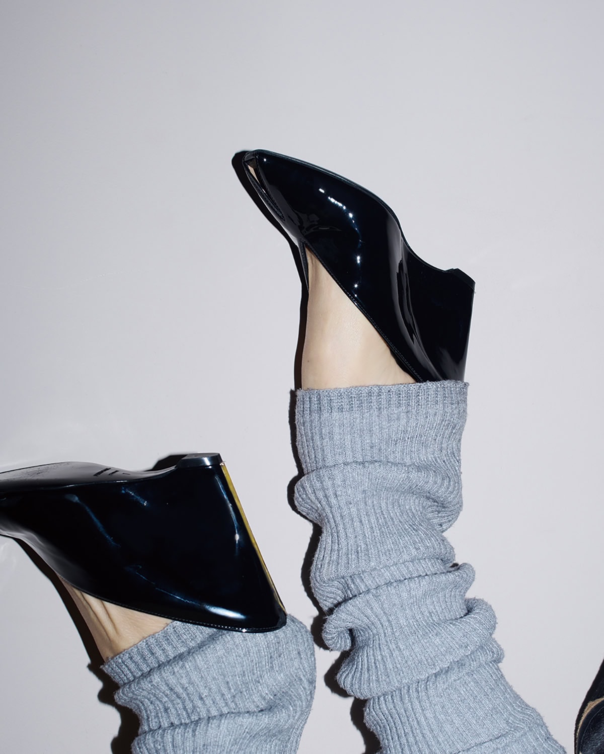 シューズ［ヒール9.5㎝］￥159,500（フェラガモ／フェラガモ・ジャパン）、レッグウォーマーはスタイリスト私物