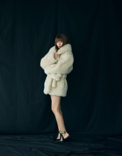 ファーコート¥509,300、シューズ※参考商品(共にステラ マッカートニー/ステラ マッカートニー ジャパン)