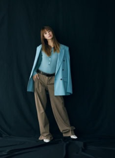 ジャケット¥284,000、ニット¥149,600、パンツ¥169,400、ベルト¥69,300、シューズ※参考商品(全てステラ マッカートニー/ステラ マッカートニー ジャパン)