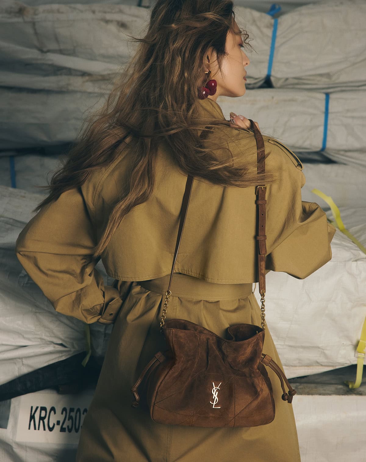 バッグ〈ジェイミー ショルダーポーチ〉［H18×W26×D12.5㎝］¥473,000、トレンチコート¥704,000、イヤリング¥324,500※参考価格（全てサンローラン バイ アンソニー・ヴァカレロ／サンローラン クライアントサービス）