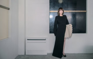 ニットドレス¥501,600、スカート¥3,344,000 ※共に参考価格、シューズ¥188,100（全てルイ・ヴィトン／ルイ・ヴィトン クライアントサービス）