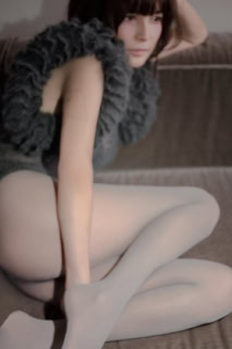 ボディスーツ¥471,900（アライア／リシュモン ジャパン アライア）、タイツはスタイリスト私物