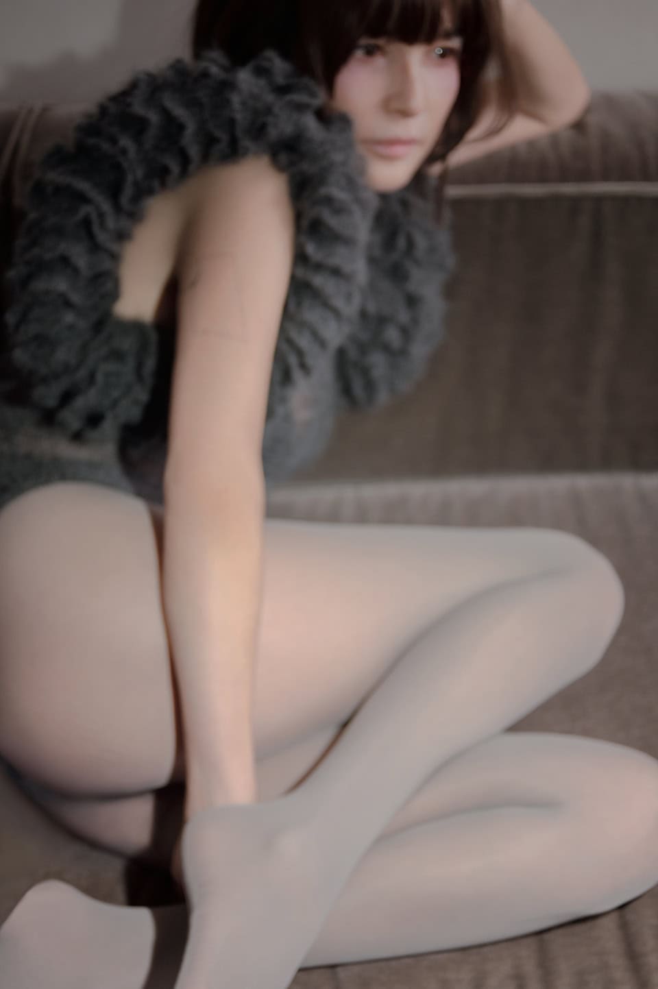 ボディスーツ¥471,900（アライア／リシュモン ジャパン アライア）、タイツはスタイリスト私物