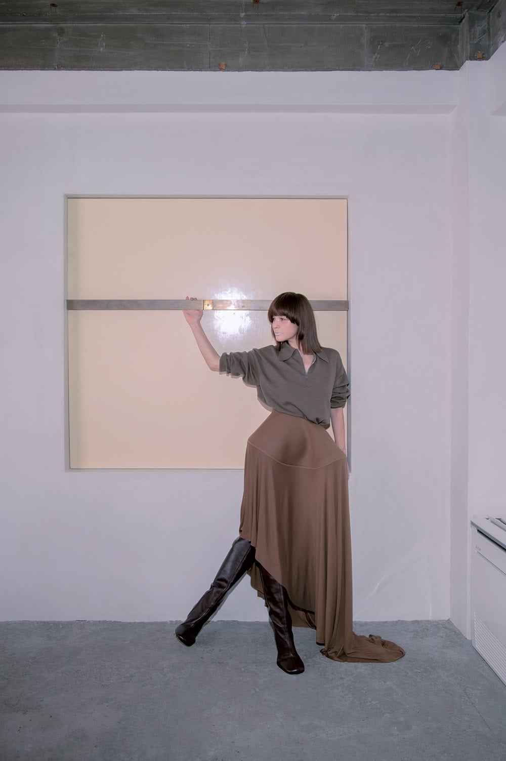 ニットポロシャツ¥213,000、スカート¥284,000、ブーツ¥271,000（全てフィービー ファイロ）