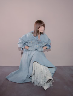 デニムジャケット、スカート 各¥290,400、ブーツ¥660,000 ※全て予定価格（全てバレンシアガ／バレンシアガ クライアントサービス）