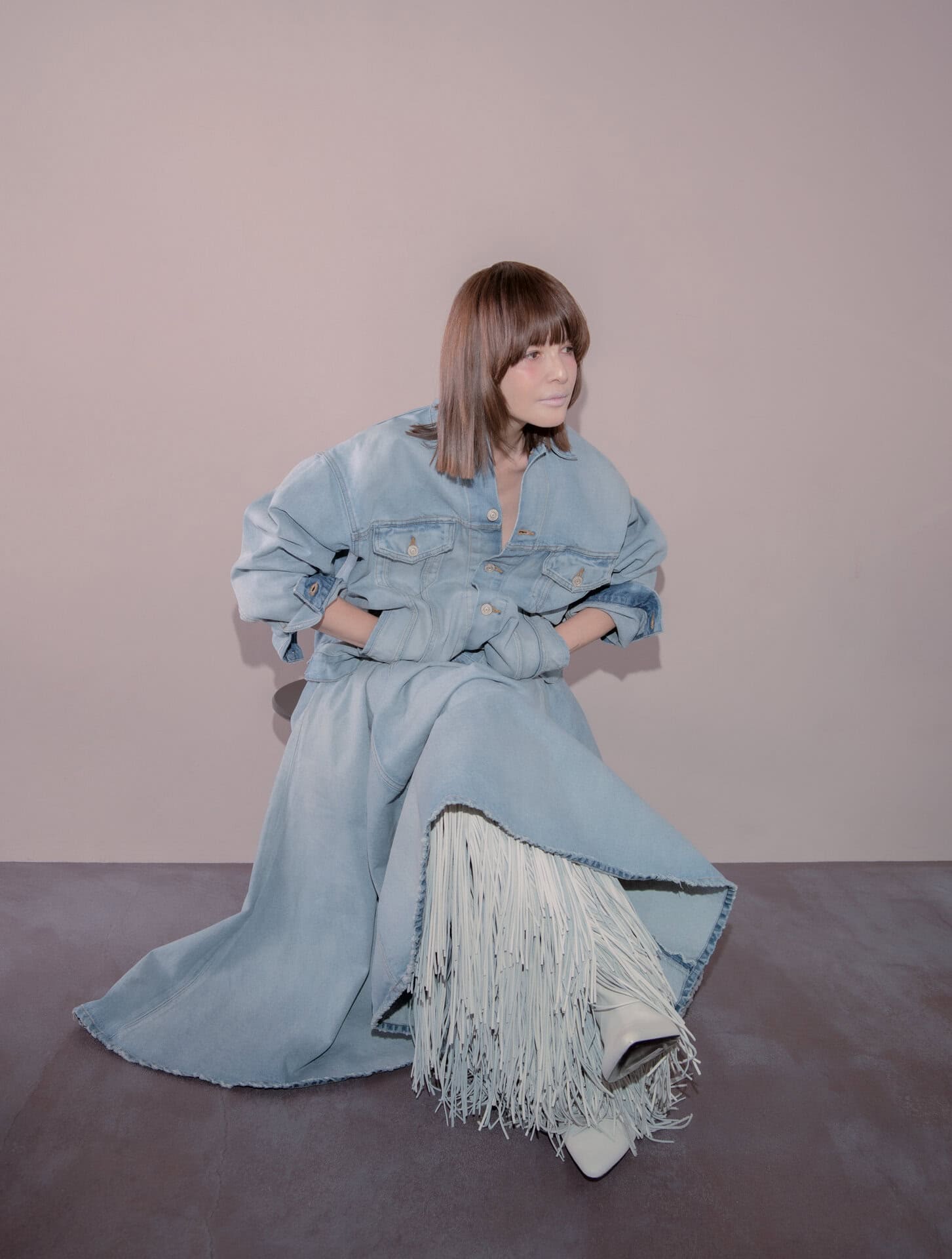 デニムジャケット、スカート 各¥290,400、ブーツ¥660,000 ※全て予定価格（全てバレンシアガ／バレンシアガ クライアントサービス）