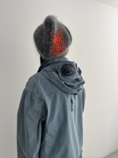 普通のジャケットかと思いきや、こちらもゴーグル付きのフードが施されています。なので、バックスタイルでも存在感を発揮してくれるんです。