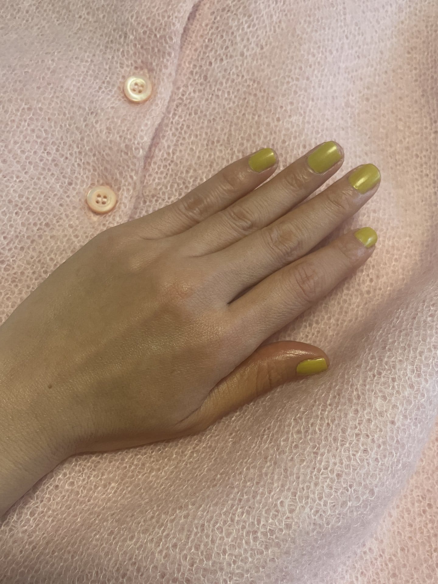 しっとりうるおっていたので心配でしたが、ハンドクリームを塗った直後にモヘアを触っても毛がつくことはなかったです