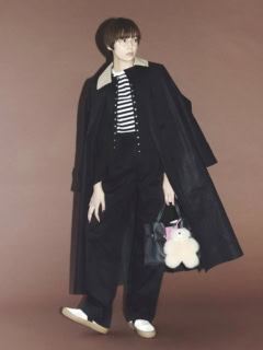 パンツ¥20,900(ザ シンゾーン/シンゾーン 表参道本店)、コート¥159,500(マッキントッシュ/マッキントッシュ 六本木ヒルズ店)、カーディガン¥25,300、ボーダーTシャツ¥14,300(共にアニエスベー)、メガネ¥54,780(オリバーピープルズ/ルックスオティカジャパン カスタマーサービス)、バッグ¥31,900(ヴィオラドーロ)、バッグに付けたポーチ¥2,200(ドリフター/共にル タロン 有楽町マルイ店)、バッグに付けたアニマルチャーム¥5,940(コージー/ル タロン グリーズ ルミネ新宿店)、スニーカー¥35,200(グラフペーパー/グラフペーパー 東京)