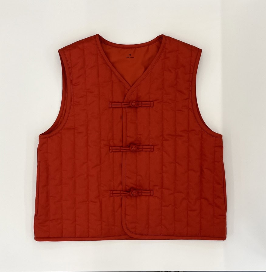 「このベストはレディースになるのですが、着丈が短いのも今っぽいですよね。視覚的なスタイルアップ効果も期待できますし、何よりバランスのいいレイヤードに仕上げることができるんです。インにもアウトにも取り入れやすいですよ！ 」