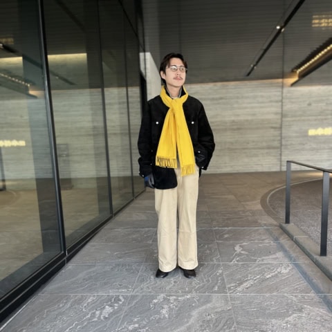 差し色はイエロー。薄手の服の重ね着と小物で超おしゃれな『防寒』コーデが完成!【メンズ服に学ぶ】