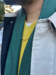 この色合わせはかなり新鮮ですよね。ニットからチラッと見せているTシャツの分量も絶妙です！