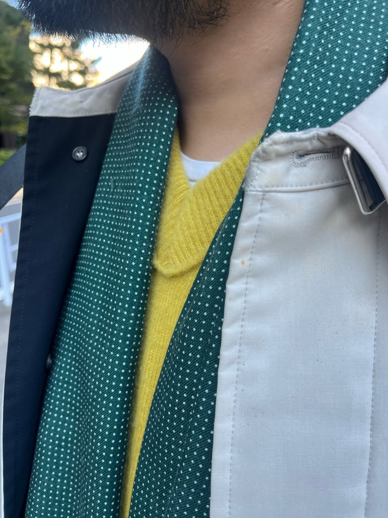 この色合わせはかなり新鮮ですよね。ニットからチラッと見せているTシャツの分量も絶妙です！