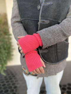 ニットグローブはヴィヴィッドなピンクをチョイス。差し色になるのはもちろん、お茶目なアクセントにもなっています