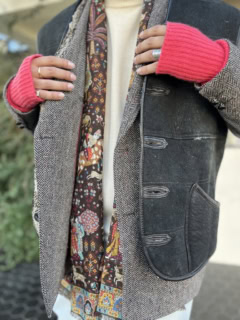 ストールは首から下げて、ジャケットの内側にセット。ジャケットとケンカしそうな柄でも、チラ見せ程度だとバランスよく仕上がるとか