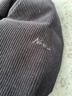 基本的にどこのブランドかわからない見た目が好きなので、あまりにもロゴの主張が強いアイテムは苦手でして。なので、【ナンガ】はこの点においてもかなり好みでした! ボディと同色の刺繍で施していてサイズも小さめなので、スタイリングにも取り入れやすかったです