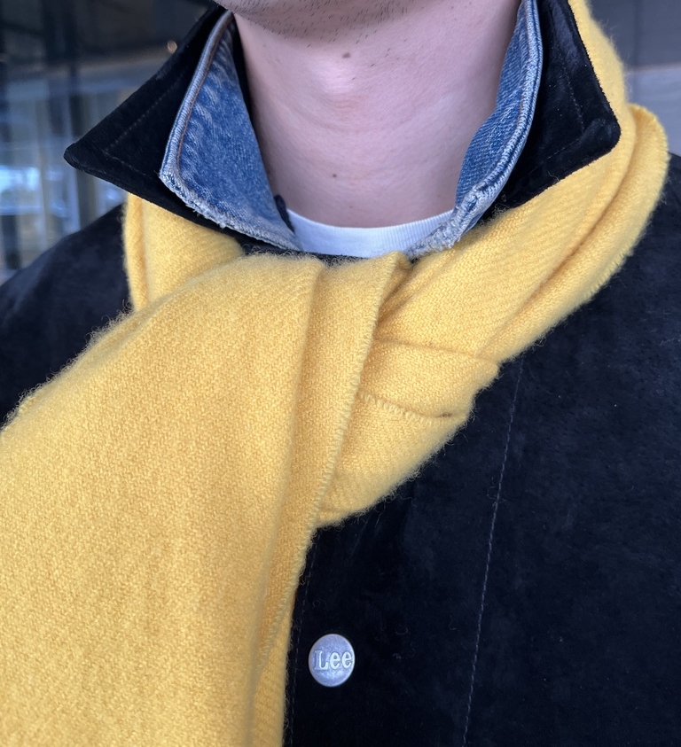 冬は寒いから襟を立てることが多くなるという矢本さん。そのバランスもお見事ですし、襟を立てることで洒落度もアップしています！