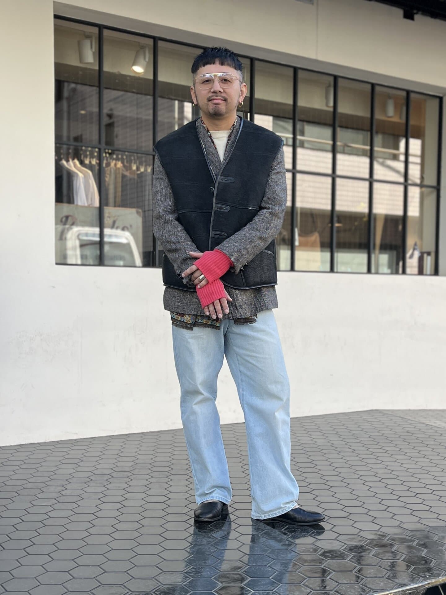 古着のベスト、J.プレスのジャケットとデニム、ヨネトミセンイのニット、サバージュのメガネ、トムウッドのピアス、ドレイクスのスカーフ、ジョシュアエリスのグローブ、デルモナコのシューズは黒野さん私物