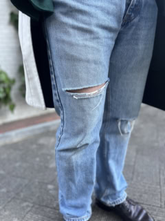 品のある着こなしに対し、デニムはダメージ入りをチョイスしているのも面白い