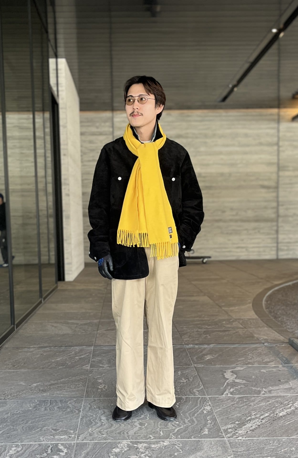 ビューティ&ユース別注のリーのカバーオール、オニキのGジャン、ユナイテッドアローズ&サンズのチノパン、ユナイテッドアローズ別注のジョンストンズのストール、ユウイチトヤマのメガネ、マイナープラネットのグローブ、へリューのシューズは矢本さん私物