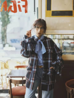 眼鏡¥27,280(レイバン/ルックスオティカジャパン カスタマーサービス)、ベルト¥50,600(デアンシェ/S&T)、シャツ¥35,200(マルティニーク/マルティニーク ルミネ横浜)、ジャケット¥41,800(メゾンスペシャル/メゾンスペシャル 青山店)、デニムパンツ¥33,000(ウィム ガゼット/ウィム ガゼット 青山店)