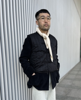 ジャケットの上にチャイナベストを羽織るテクニックも披露してくれました！ 「キルティングなのでアウトで使ってもサマになるのも、このベストの推しポイント。個人的にキルティングはコーデュロイと相性がイイと思っているので、今回はかなり太畝のコーデュロイジャケットをセレクトしてみました」同じ黒でも素材感がここまで違うと、奥行きのあるレイヤードに仕上がるというのも発見でした！ このテクニックも参考にさせていただきます！