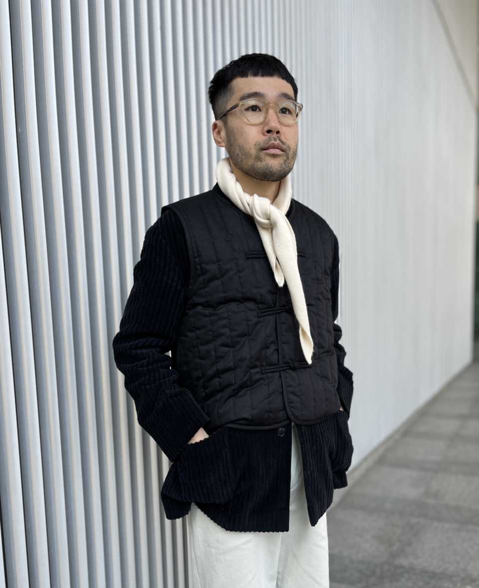 ジャケットの上にチャイナベストを羽織るテクニックも披露してくれました！ 「キルティングなのでアウトで使ってもサマになるのも、このベストの推しポイント。個人的にキルティングはコーデュロイと相性がイイと思っているので、今回はかなり太畝のコーデュロイジャケットをセレクトしてみました」同じ黒でも素材感がここまで違うと、奥行きのあるレイヤードに仕上がるというのも発見でした！ このテクニックも参考にさせていただきます！