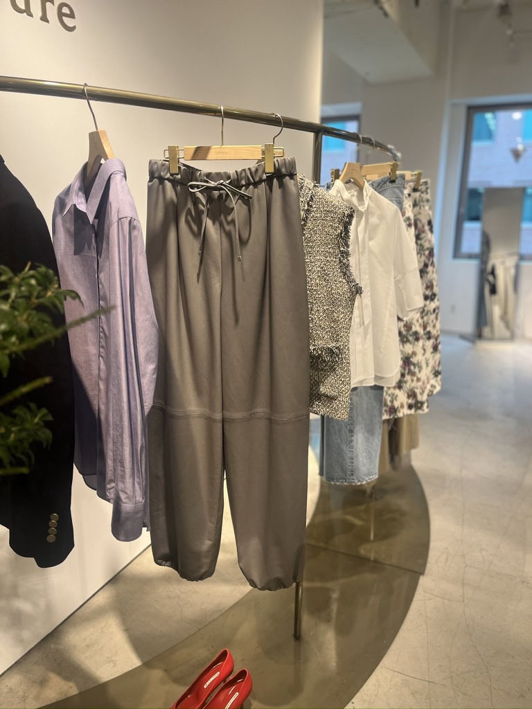 レザーパンツ￥187,000（エブール）