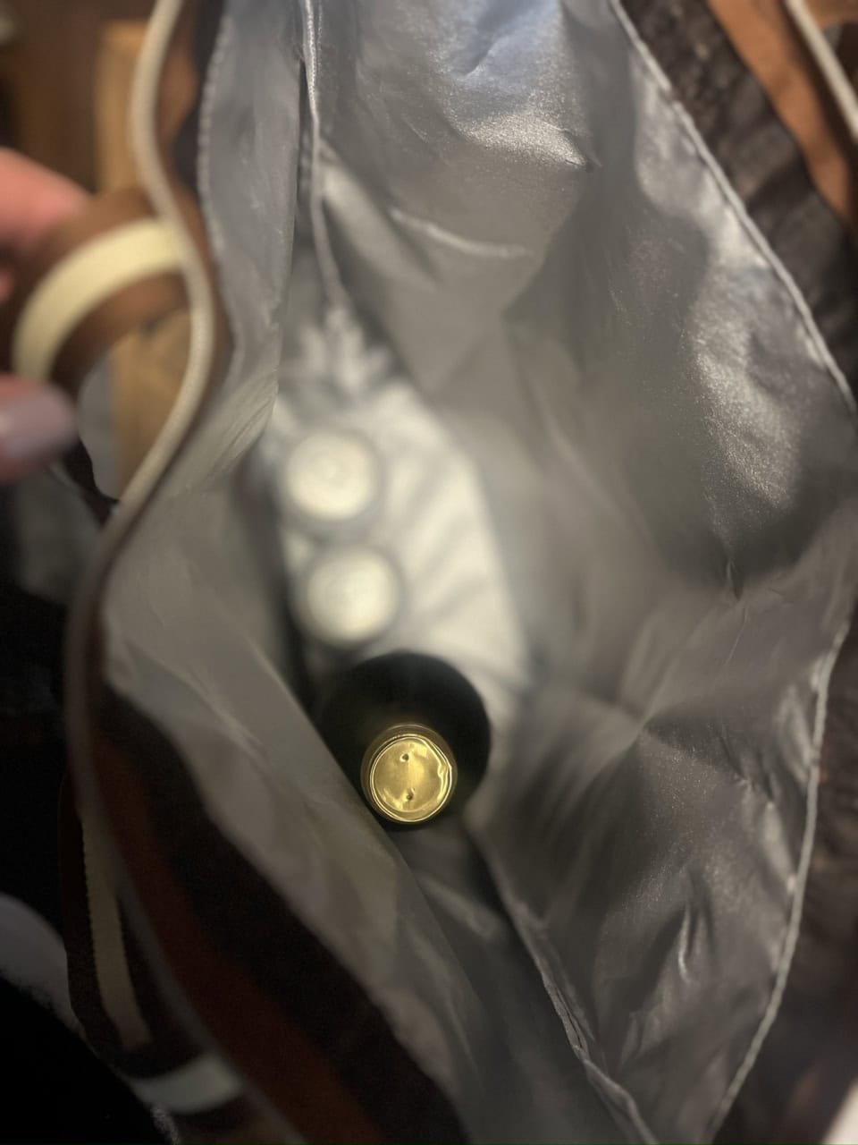 750mlのワインを立てて入れても、上部はかなり余裕がある感じです