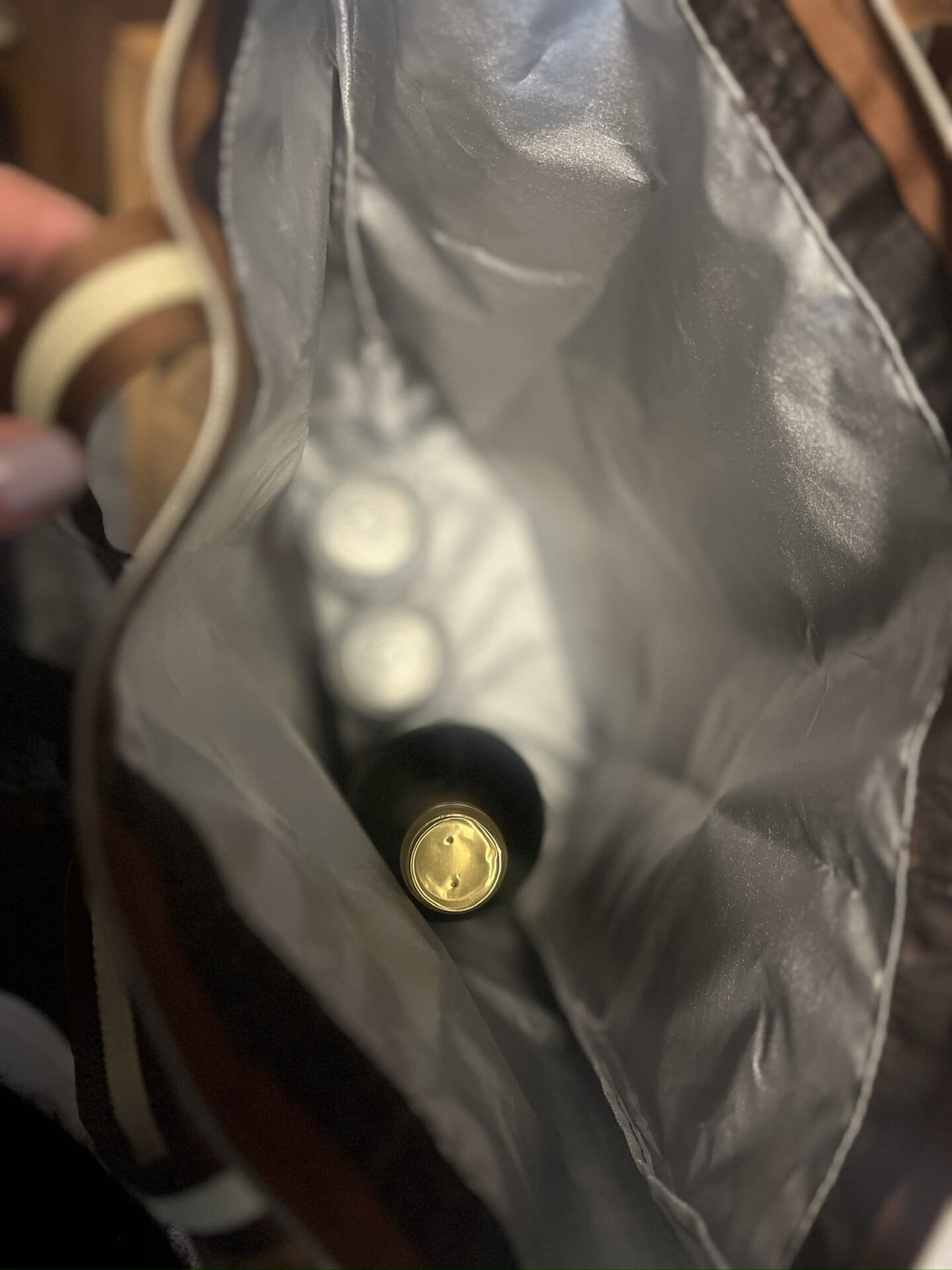 750mlのワインを立てて入れても、上部はかなり余裕がある感じです