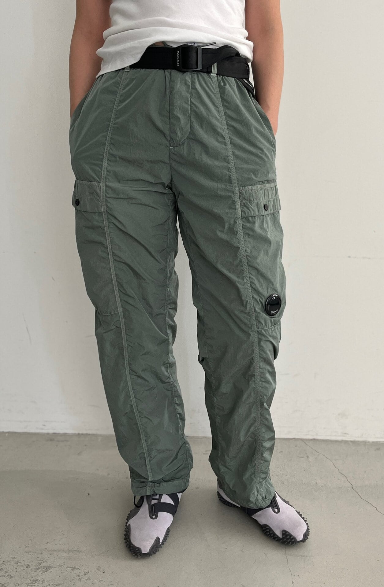「CHROME-R カーゴパンツ」￥59,400、ベルト￥20,900（共にC.P. カンパニー）