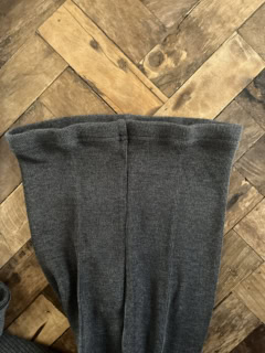 タイツってウエスト部分がキュッとしていて、食後に窮屈さを感じることがあったんです。でもこれは締めつけ感が一切なく、まさにストレスフリー。しかも股上がやや深めに設定されているので、ハイウエストにセットするとハラマキ代わりにもなっちゃいます！