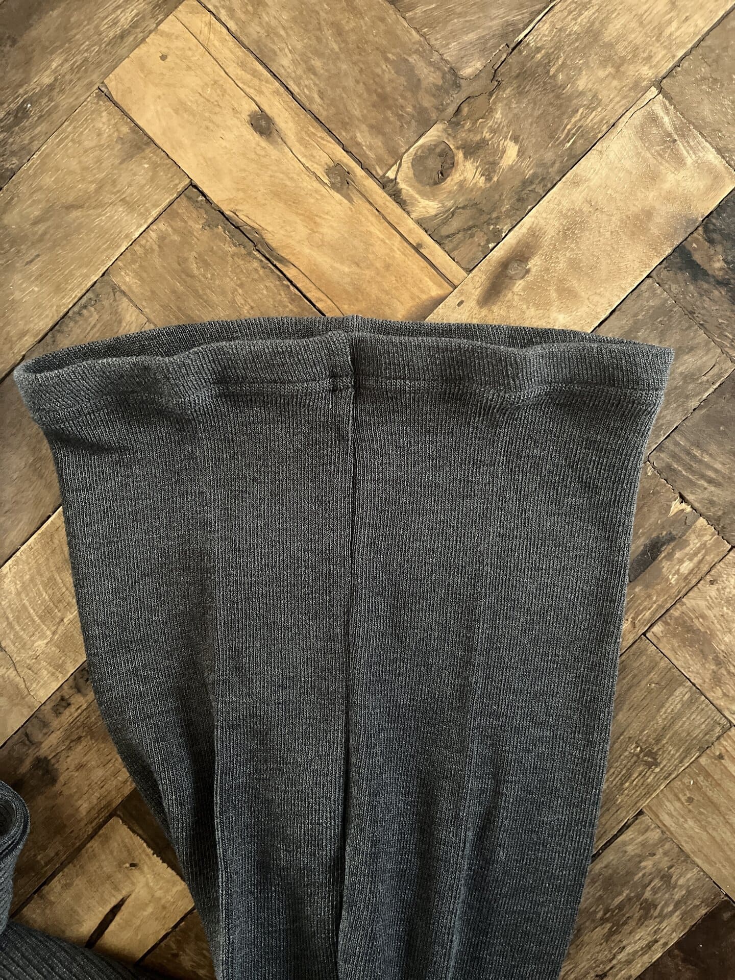 タイツってウエスト部分がキュッとしていて、食後に窮屈さを感じることがあったんです。でもこれは締めつけ感が一切なく、まさにストレスフリー。しかも股上がやや深めに設定されているので、ハイウエストにセットするとハラマキ代わりにもなっちゃいます！