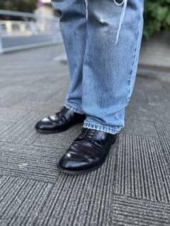 足元は、オールデンのレザーシューズで適度に男っぽく