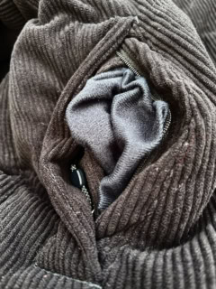 このダウンを見たとき、ちょっとポケットの位置が高めだと思ったんですが、これにはちゃんとした意図がありました。ファスナーポケットに手を入れてみると、なんと裏地がフリースだったんです。つまりこのポケットはハンドウォーマーとしても活躍するってこと。末端冷え性で手の冷えもツライ筆者にとっては、かなりうれしいディテールでした!