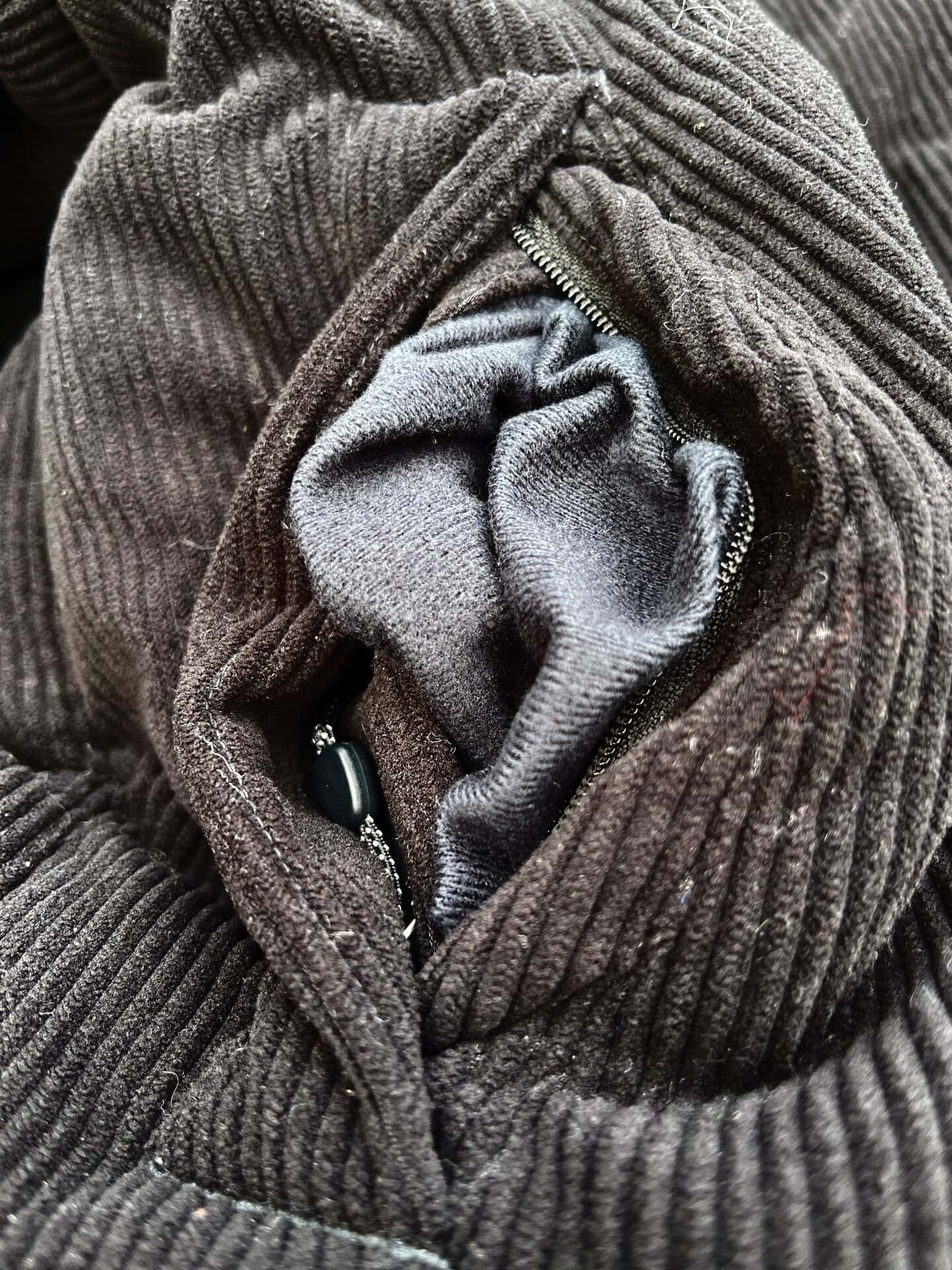 このダウンを見たとき、ちょっとポケットの位置が高めだと思ったんですが、これにはちゃんとした意図がありました。ファスナーポケットに手を入れてみると、なんと裏地がフリースだったんです。つまりこのポケットはハンドウォーマーとしても活躍するってこと。末端冷え性で手の冷えもツライ筆者にとっては、かなりうれしいディテールでした!