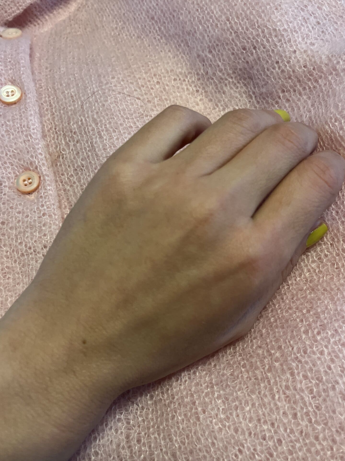 冬はよくモヘアを着るのですが、ハンドバームを塗った後にその毛がつくか検証してみました。これはベタつきがなく肌にスーッとなじむ感じだったので、すぐにモヘアを触っても毛がつかなかったです